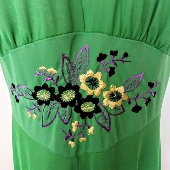 American Vintage :: 70's Queens Way to Fashion Green Halter Embroidered Dress - Picture 3 of 13